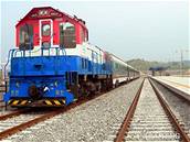 Severokorejská vlaková souprava eká na nádraí v Kesongu