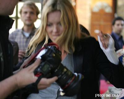 Kate Mossová ped svým londýnským bytem zaútoila na fotografa