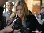 Kate Mossová ped svým londýnským bytem zaútoila na fotografa