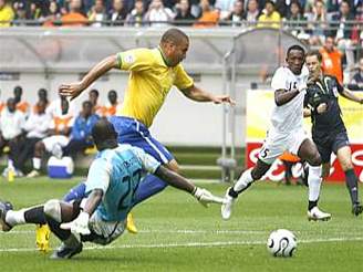 Brazílie - Ghana: Ronaldo obchází gólmana