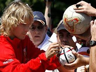 Pavel Nedvd rozdává autogramy