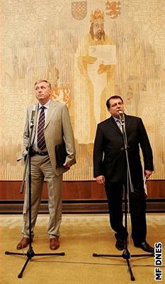 Mirek Topolánek a Jií Paroubek po vyjednávání o vlád.