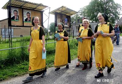 V Jindichovicích pod Smrkem na Liberecku pily k volbám eny ve vlastních krojích, aby podpoily místní hvzdu Strany zelených Petra Pávka.