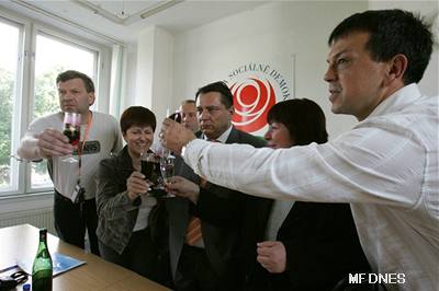 Jií Paroubek s volebním tábem 