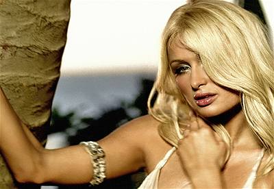 Paris Hiltonová ve videoklipu Stars Are Blind