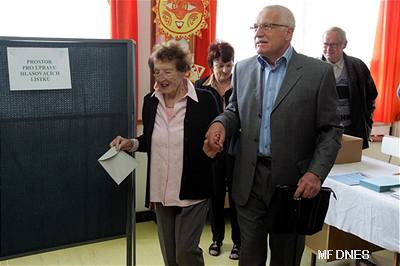 Prezident Václav Klaus doprovodil do volební místnosti svoji matku.