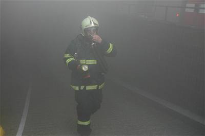 Práci hasi ztovala tma a dým a zápach z hoících odpadk. Ilustraní foto