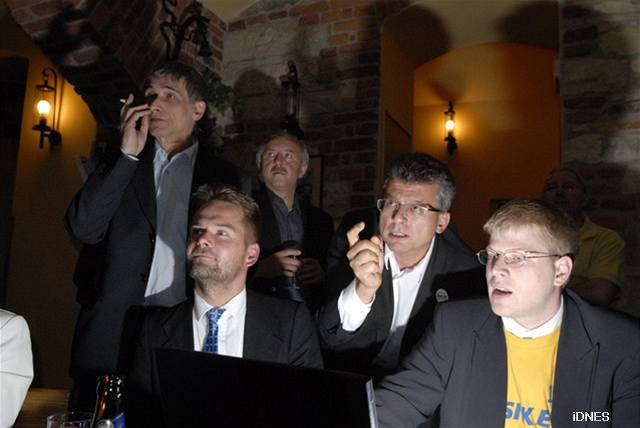 Jan Kasl sledoval výsledky voleb v restauraci Dlový kí na praském Smíchov