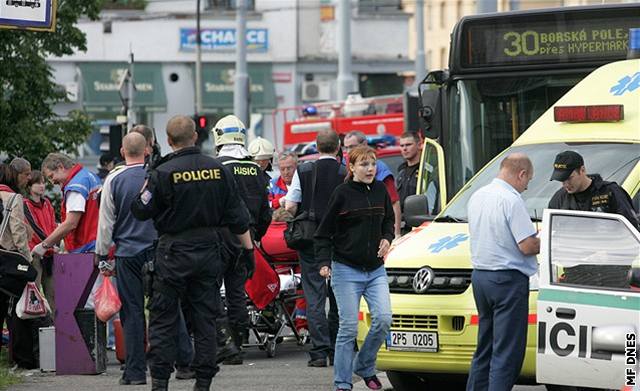 Policisté vyetují, jak se mohlo nákladní auto srazit s autobusem.