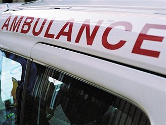 Zranného mladíka pevezli do Fakultní nemocnice Plze. Ilustraní foto
