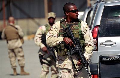eského diplomata nakonec odvezli amerití vojáci na svou základnu. Ilustraní foto
