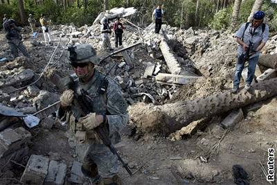 Amerití vojáci procházejí trosky domu teroristy