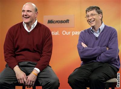 Bill Gates (vpravo) se chce naplno vnovat charit.
