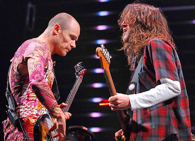 Red Hot Chili Peppers v Praze - Flea a John Frusciante