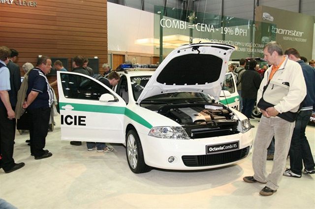 koda Octavia Combi RS v  policejních barvách na Autotecu