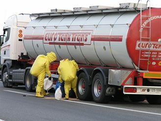 Z cisterny kamionu unikla na dlnici D1 ve smru na Brno drdiv chemiklie (23. ervna 2006)