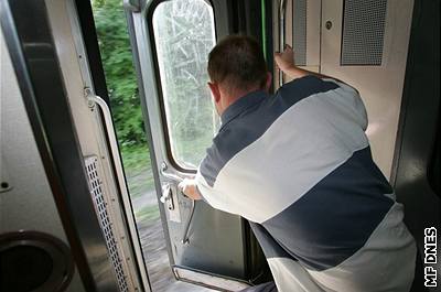 Olomoucké vlaky jezdí navzdory pedpism s otevenými dvemi. Ilustraní foto