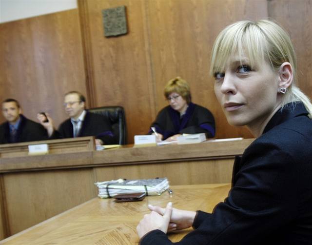 Diana Kobzanová u Vrchního soudu v Praze. (20.6.2006)