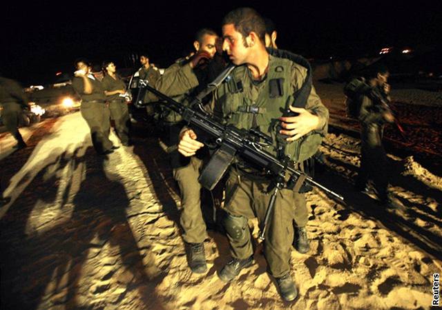 Izraeltí vojáci postupují v pásmu Gazy