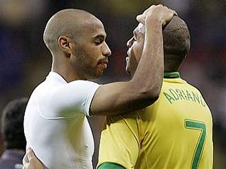 Francie - Brazílie: Thierry Henry a Adriano