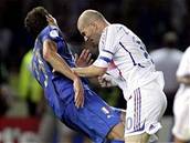 Kritick moment finle mistrovstv svta: Francouz Zidane sr hlavou Itala...