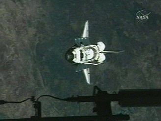Raketopln Discovery pistl na Mezinrodn vesmrn stanici (6. ervence 2006)