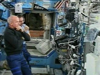 Raketopln Discovery pistl na Mezinrodn vesmrn stanici (6. ervence 2006)