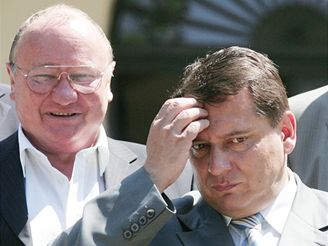 Premir Paroubek a ministr Jandk na zasedn vldy v Kolodjch.
