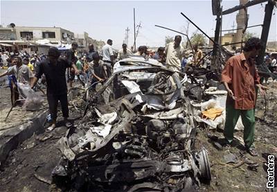 Bagdádské trit po výbuchu bomby.