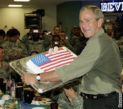 Prezident Bush dostal od voják velký dort ve tvaru vlajky