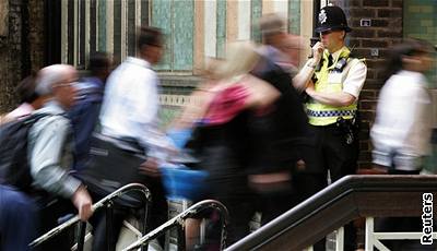 Britská bezpenostní sluba sleduje od teroristického útoku v Londýn pes 200 skupin. Ilustraní foto.