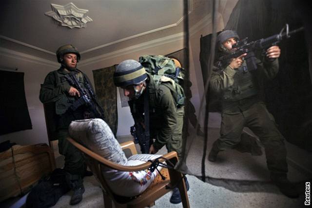 Izraelská armáda pokrauje v ofenzív v pásmu Gazy
