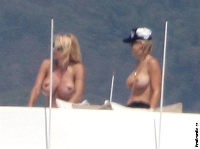 Pamela Andersonová (vlevo) se sluní na dovolené ve Francii