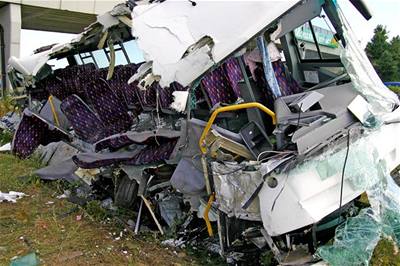 Nehoda autobusu na D8