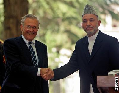 Ministr Donald Rumsfeld se v Kábulu seel s afghánským prezidentem Hamídem Karzáím