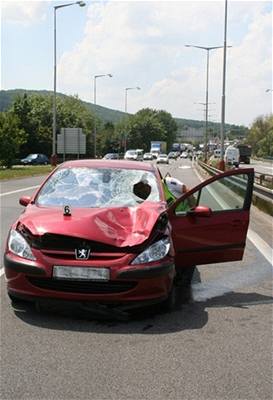 Chodec stet s peugeotem nepeil - ilustraní foto