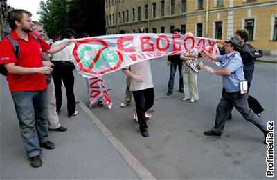 Protesty proti setkání G8 v ruském Petrohrad.