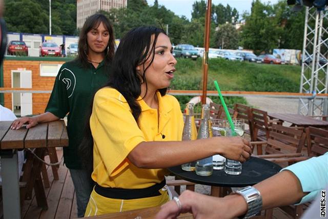 Barmanka Anife na letní zahrádce Baru