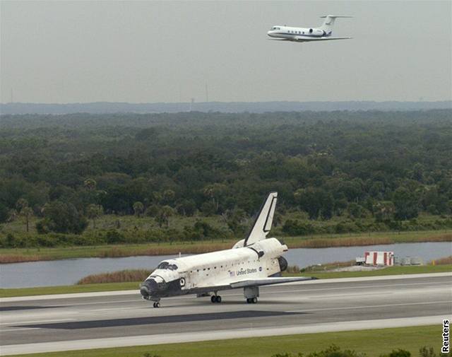 Raketoplán odstartoval na zaátku ervence se sedmi lidmi na palub.