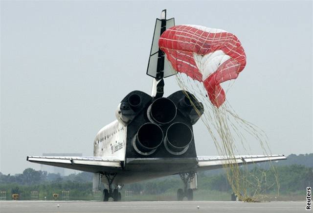 Raketoplán odstartoval na zaátku ervence se sedmi lidmi na palub.