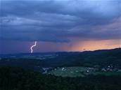 Vítr pi boukách me podle meteorolog lámat vtve i stromy. Ilustraní foto