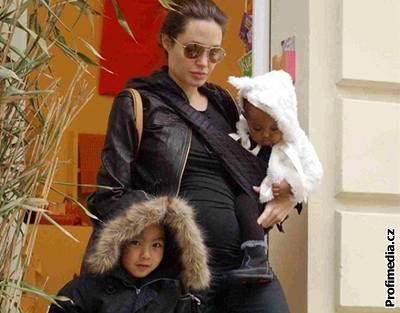 Thotná Angelina Jolie se synem Maddoxem a dcerou Zaharou Marley 