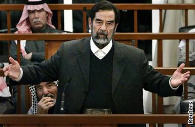 Saddám Husajn ped soudem ekl, e k nmu byl piveden proti své vli.