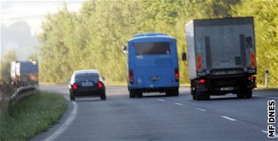 Policejní prezident v nebezpeném manévru pedjídí autobus.