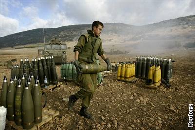 Izraelský voják na hranici s Libanonem pipravuje munici. Ilustraní foto.