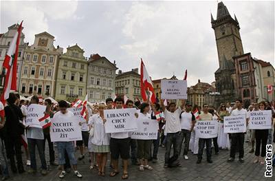 Proti konfliktu demonstrovaly v pondlí dv stovky píznivc Libanonského klubu.