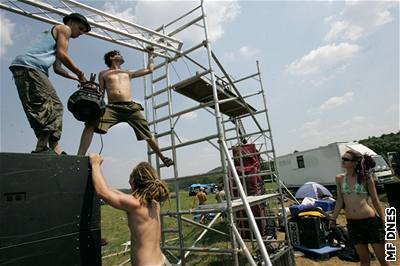 Píprava pódia na CzechTek 2006