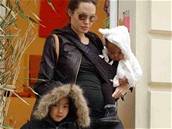 Thotná Angelina Jolie se synem Maddoxem a dcerou Zaharou Marley 