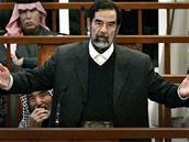 Saddám Husajn ped soudem ekl, e k nmu byl piveden proti své vli.