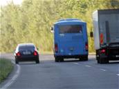 Policejní prezident v nebezpeném manévru pedjídí autobus.